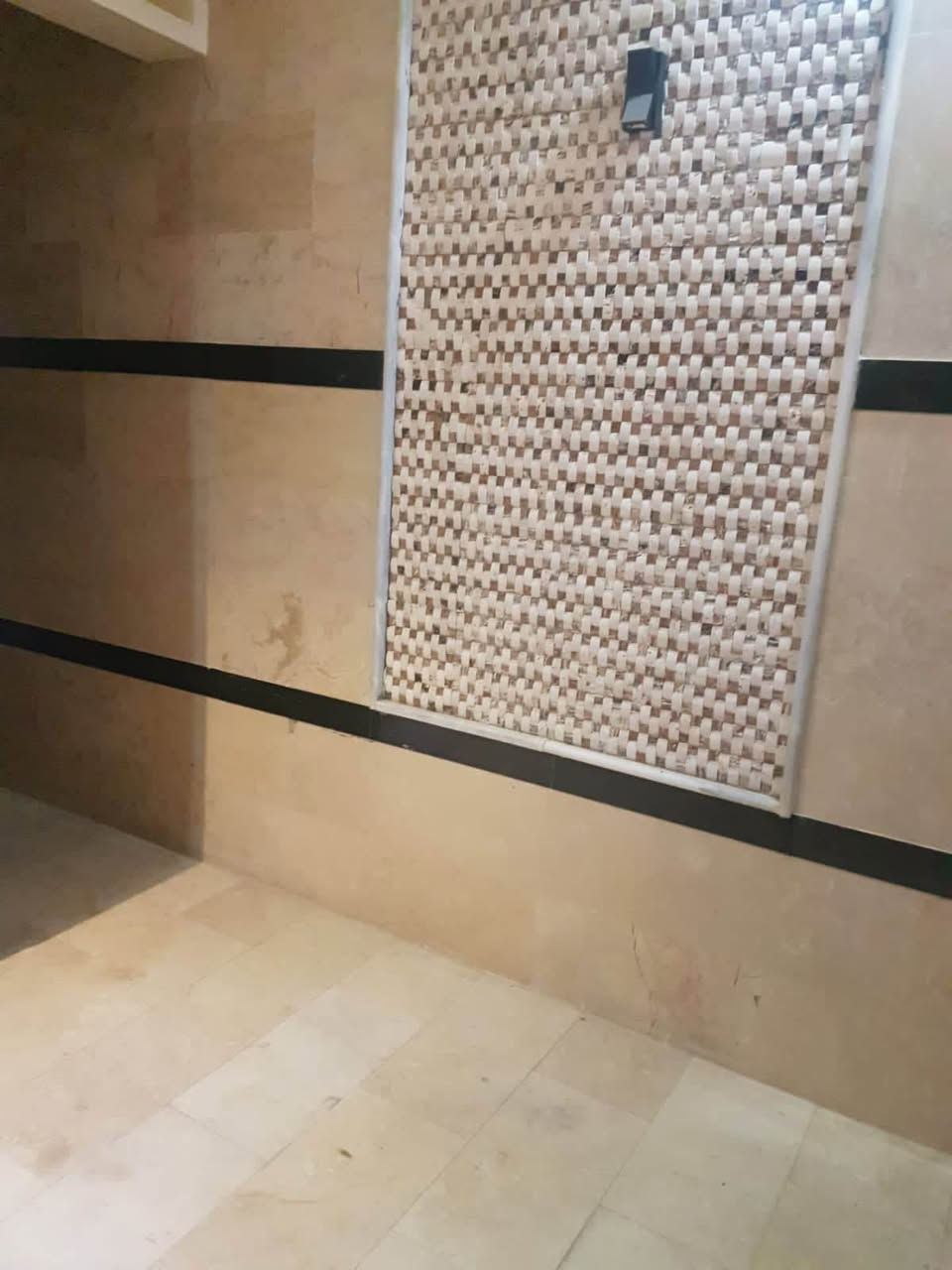 🏡 بيت للبيع – حي رمضان

📍 الموقع: حي رمضان، خلف زهير عوينات
📜 الملكية: طابو صرف
📐 المساحة: 79 متر
🏠 البناء: طابقين، بناء حديث

🔹 الطابق الأول:
• صالة استقبال
• مطبخ
• صحيات

🔹 الطابق الثاني:
• غرفتين نوم

💰 السعر: 225 مليون قابل للتفاوض

📞 للاستفسار والاتصال:
حسين الحفار
*********** كربلاء, العراق
