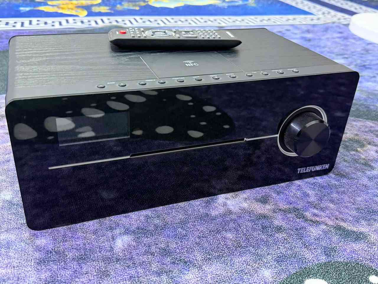 سبيكر للبيع ***********

هذا الجهاز هو عبارة عن نظام صوتي منزلي مدمج وعمودي (Vertical Micro Hi-Fi / Sound System) من شركة Telefunken العريقة.
تفاصيل الجهاز:
 النوع والتصميم: جهاز ترفيهي منزلي بتصميم عصري أنيق بواجهة زجاجية سوداء لامعة، ومزود بقرص دائري كبير للتحكم بالصوت (Volume/Control Knob)، وفتحة أمامية لإدخال الأقراص (CD/DVD)، بالإضافة إلى شاشة عرض رقمية (LED Display) تظهر معلومات التشغيل.
 المميزات والاستخدامات:
 يدعم تشغيل الوسائط المتعددة مثل أسطوانات CD / DVD.
 يحتوي غالباً على مكبرات صوت ستيريو مدمجة، ويدعم الاتصال اللاسلكي (البلوتوث)، ومنافذ USB لتشغيل الملفات الصوتية أو التسجيل، وراديو FM، ومداخل لتوصيل الأجهزة الخارجية (AUX) أو الميكروفونات.
 يمكن وضعه على الطاولة أو تثبيته على الحائط بفضل تصميمه النحيف الموفر للمساحة.
