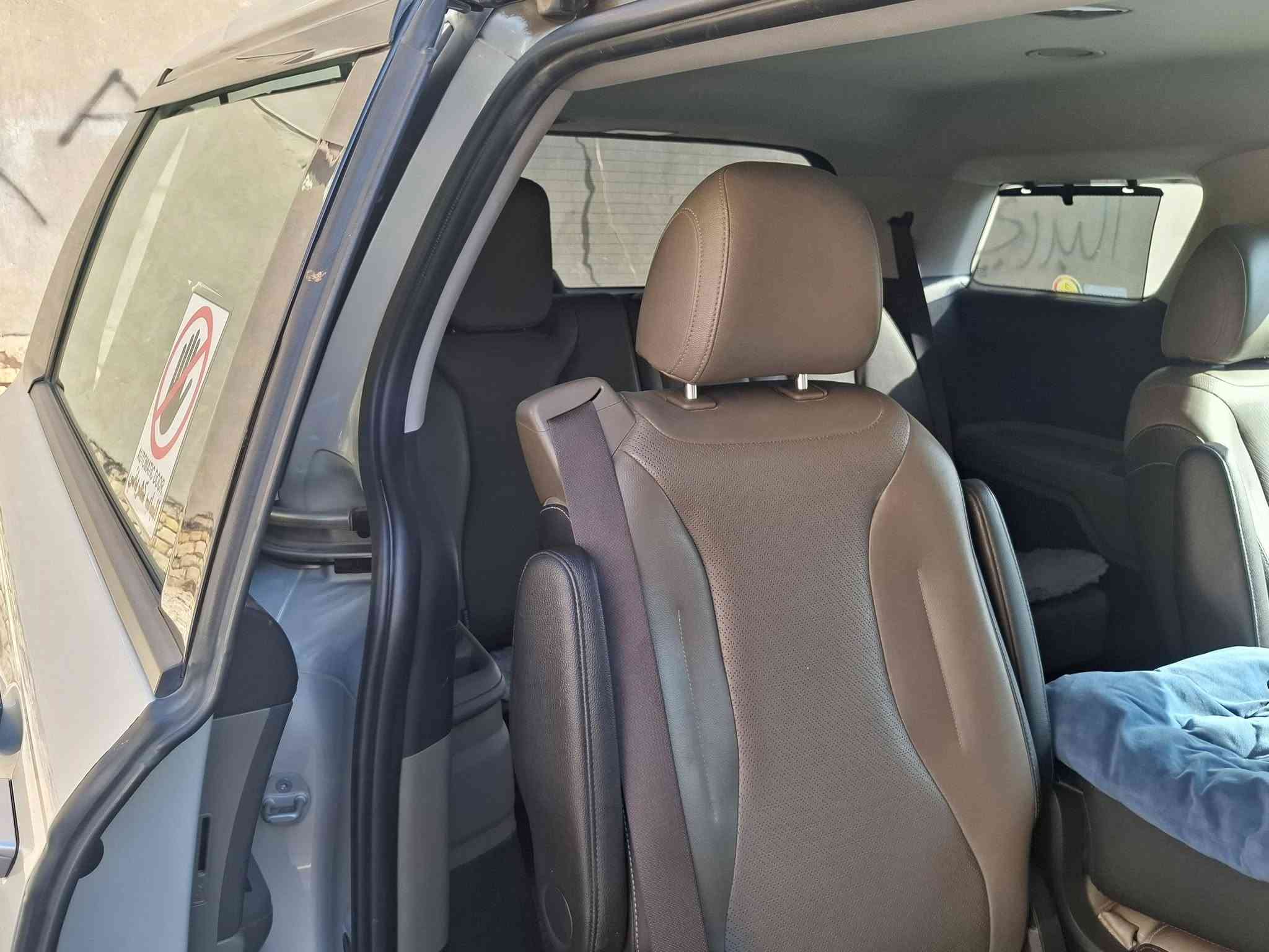 سلام عليكم للبيع كيه كرنفال مديل 24 شكل 25 فول مواصفات بيبان كهرباء حساسات أمامي وخلفي رادار شغال تشغيل عن بعد كامرات دواره 7راكب رقم بغداد بسمي الاستفسار اتصال برقم *********** 
((السعر 260 وبيها مجال))
