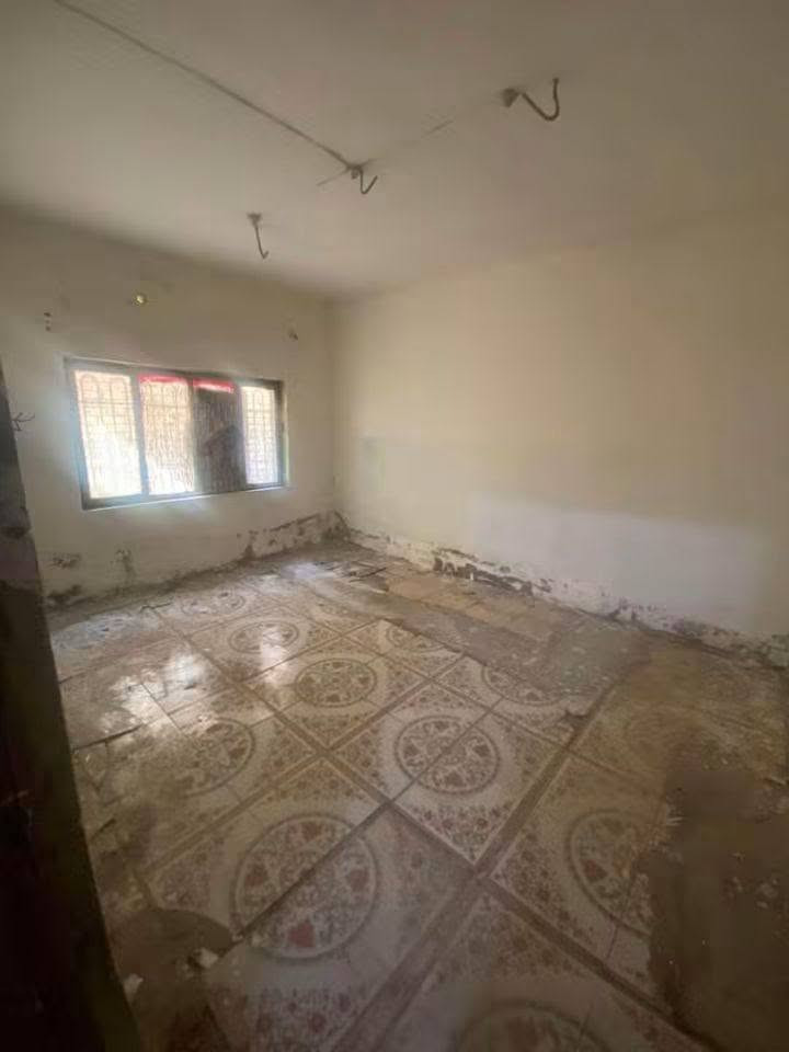 بيت للايجار حي الجامعة مجاور مطعم ايوب بيت طابقين. مساحه ١٥٠ يحتوي ع ٤ غرف نوم ومطبخ وبراني وصحيات فوك وجوه للإستفسار الاتصال ع صاحب الدار  ***********
