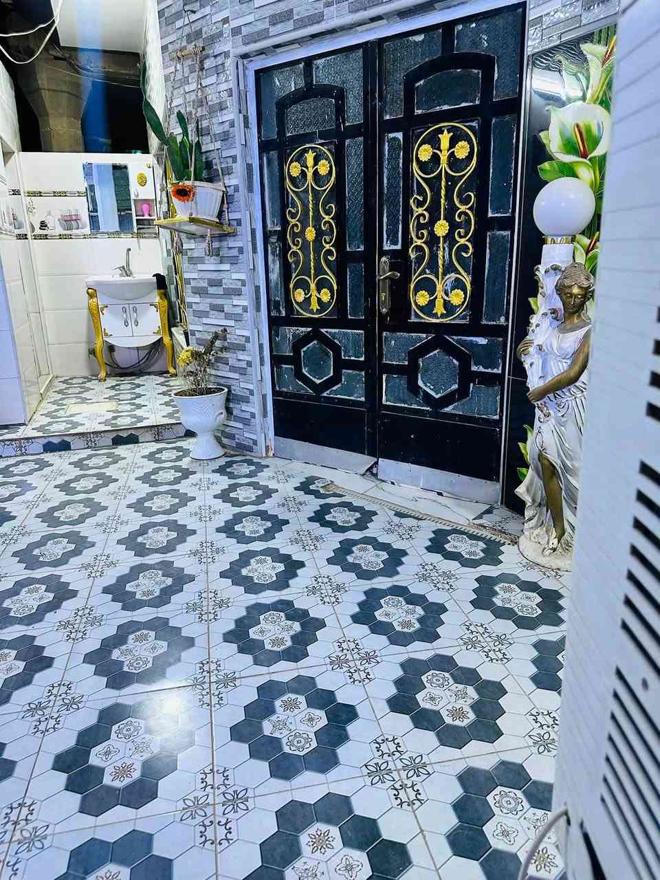 البيت ديكسرون بسعره الناس لمتخاف الله منكول غير حسبنا الله ونعم الوكيل بيت جاهز ع ٢٤ حبايه نظيف وجديد مساحه واقع حال ٢٠٠ سند ١٥٠  طابقين بيه ٤ غرف بيه هولين ٣/٦ سند ٢٥ قريب ع كل شي مدارس سوك نتمشالهن تم تنزيل سعر ١٣٥ لل ١٢٥ شراي يتصل *********** ويرهم مراوس محتاجين فرق
