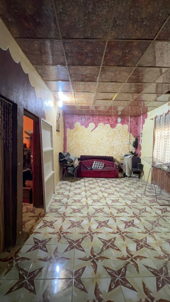 دار سكن بنظام الطابقين بمساحة ٢٠٠ متر 
نوع العقار/ طابو صرف عرصه تحويل مباشر 
…
السعر المطلوب 
 ١٣٠ مليون وقابل للتفاوض 
مع الاثاث والصالون النسائي 
…
الطابق الارضي يحتوي على 
غرفتين منام/صاله/استقبال/مطبخ/صحيات داخليه وخارجيه/صالون نسائي /كراج مسقف 
الطابق الاول يحتوي على 
غرفتين منام/صاله/مخرج سطح
…
الموقع 
ابي الخصيب_الطريق الوسطي_قرب المستشفى الصيني 
يبعد مسافة ٥٠ متر عن الوسطي ومسافة ١٥٠ متر عن سايدين العوجة 
…
للأستفسار 
***********
