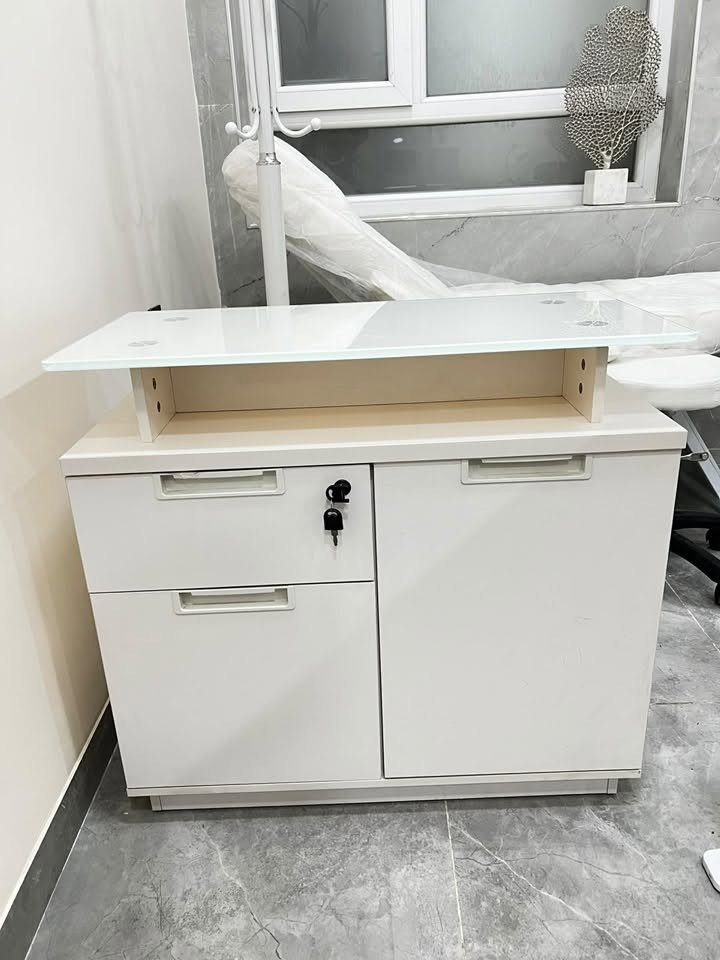 ميز  جام مع ملحقاته  (طبلة وسطية  وميز جانبي )جديد 
الموقع بغداد 
السعر250 الف  

+964 770 458 5342

نص مكتوب في الصور:
- طبيبة الأسرة