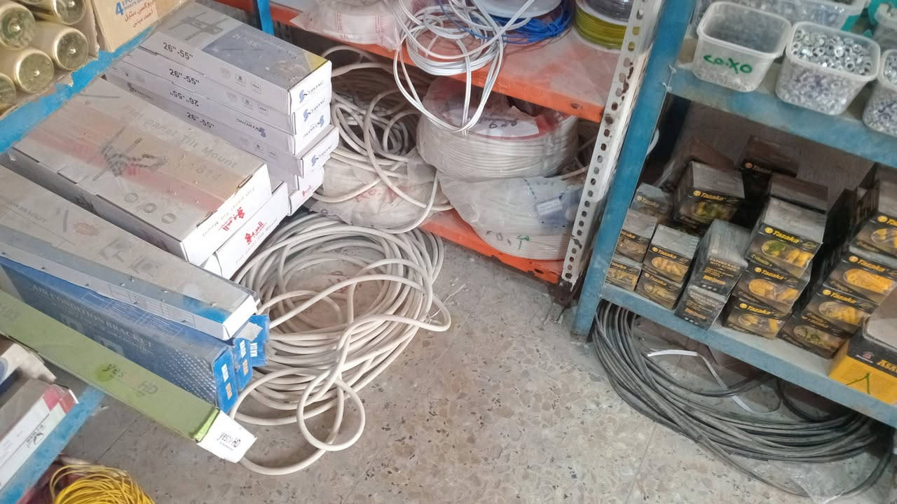 للبيع محلات انشائيه متكامله وكهربائيات الموقع البلديات الضباط الثانيه الزراعي مواد متنوعه كهربائية وانشائيه وعدد يدويه البيع لعدم التفرغ موقع حلو بنايه ركن     ***********@
