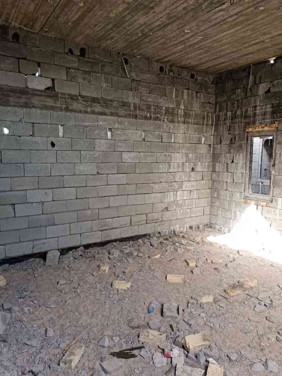 بيع مستعجل بيت هيكل للبيع مساحه 170 بالجزيره شارع الفيروزيه بيبان حديد ثقيل شبابيك المنيوم جي 60 شيشه ابو 16 بناء شخصي البيت يحتوي على غرفتين5*4 صاله 8*6 مطبخ 4*3 ديوان 6*4 طارمه 5*4 صحيات داخليه وخارجيه مناور اثنين 2*2 مثل ما واضح بالصور *********** السعر 55 بي مجال قليل
