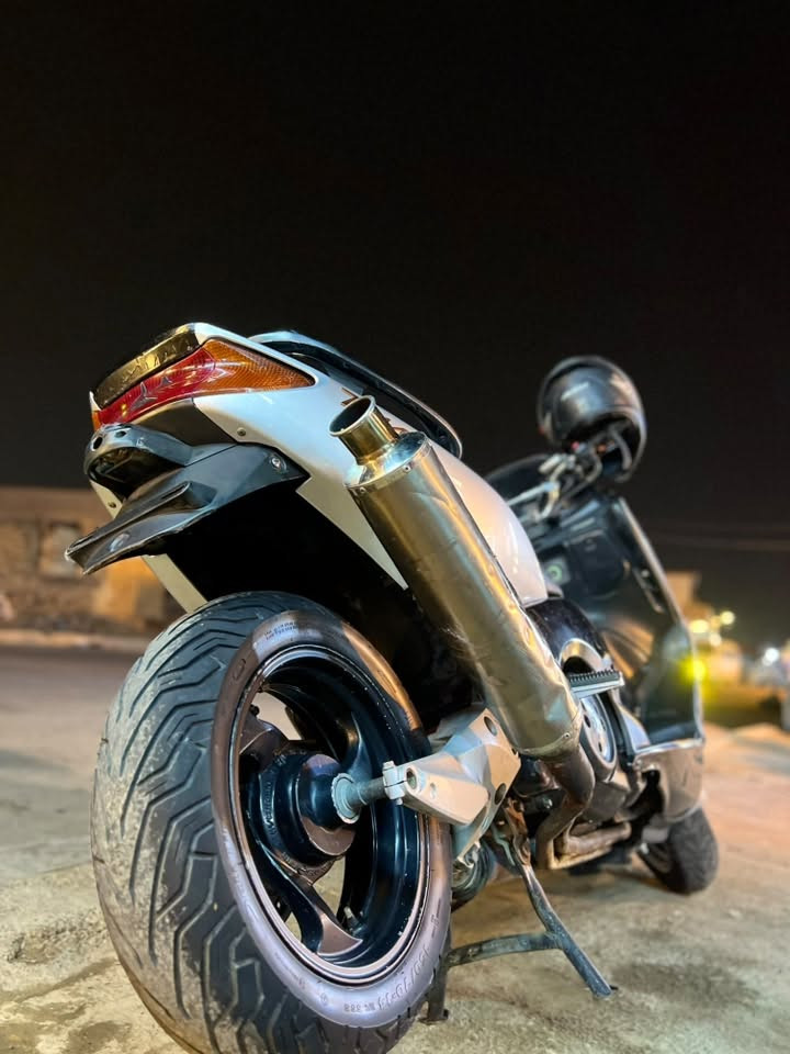 ٢٠٠٨ كفراتها كامله 
مفتوحه جديد عل سحك وكف بيها نوزل وتركتها كفرات موجوده باتري جديد جيب نوزل شغل وانطلق ابيع كوم حديد اكفلك سرقه وحلال وحرام السعر١٣٥٠وبيها مجال حك الجيه ***********
