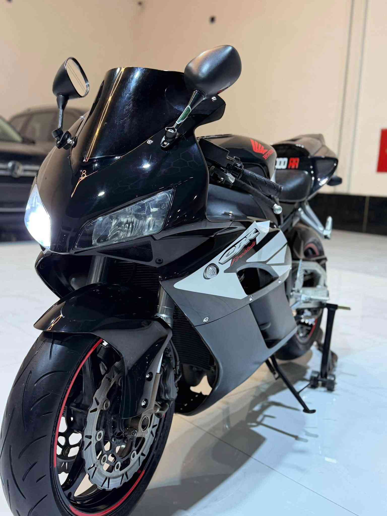السلام عليكم cbr 1000RR للبيع موديل ٢٠٠٧ 
بيع سريع ماكو بهيجي هاي سعر او هاي نضافة 
سعت فقط ٢٩$ بيها مجال بسيط دراجة دخول جديدة ماشي ٥١ الف ماماشي بل عراق برمجة دراجة 
دبل مروحة بطارية كبير اكزوز اصلي 
كير محرك شرط برغي مامفتوع تاير امامي ل تاير خافي شرط بل كارتون دينار مسرف مابي دراجة ب اربيل شراي خابر تدلل *********** واتس اب بيها
