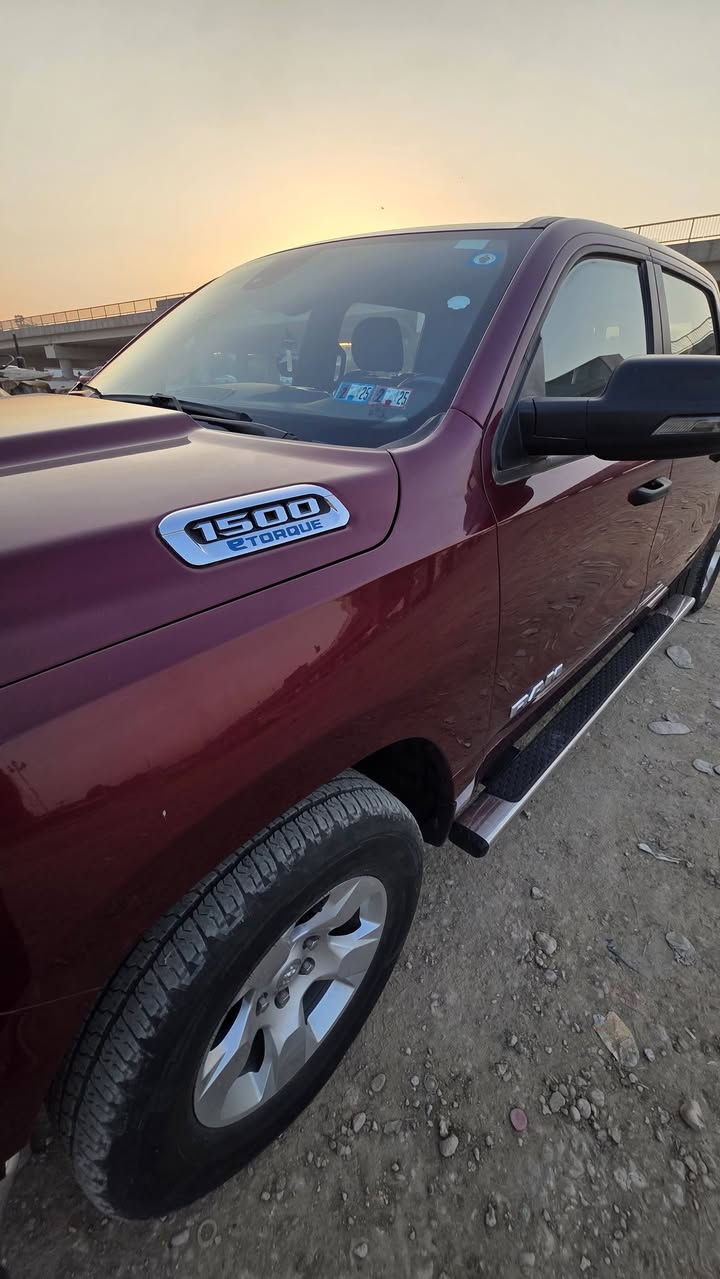 #للبيع [ دوج رام 1500 ]  2023
السعر : 285  قابل للتفاوض 
 Big Horn/Lone Star
وارد امريكي  ماشية 18140 ميل 
جديده جداً  
صور الحادث مرفقة ،،رقم الشاصي 
1C6RRFFG4PN539214
السونار مرفق ،، 
تبديل باب وتصليح باب ،،مع بارد بالچاملغ 
للاتصال ؛ صاحب السيارة : *********** 
السعر : 285 قابل للتفاوض .
