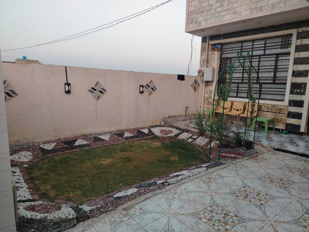 السلام عليكم 
يوجد بيت للبيع 
حله ورديه خارج  
مساحه 200 متر 
غرفتين 
استقبال 
هول 
صحيات داخليه وخارجيه
مطبخ 

السعر 85 بي مجال 
بناء حديثه ودرجه اولى 
لكثير التفاصيل يرجى الاتصال على الرقم 
***********
