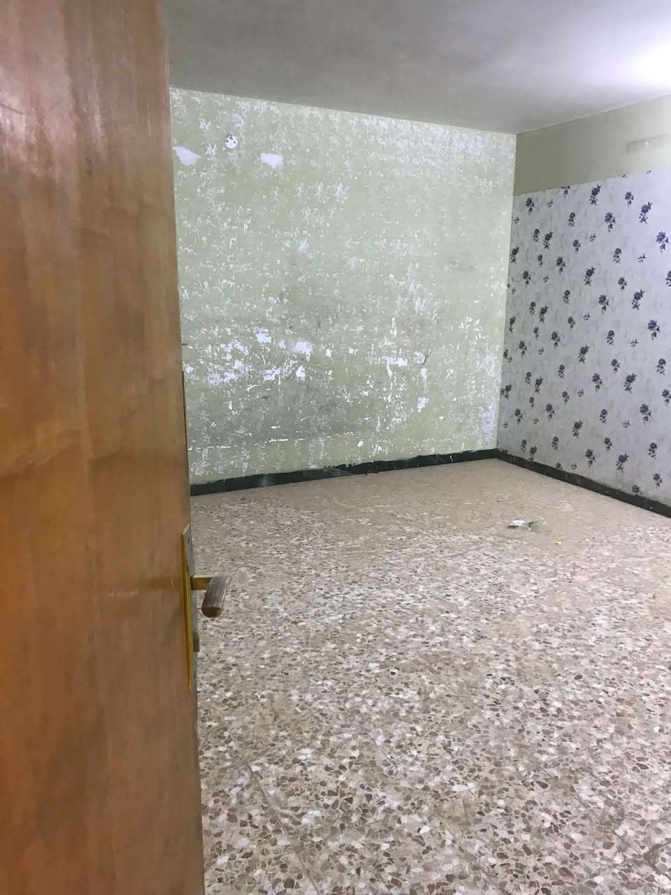 سلام عليكم
بيت للايجار طابق ثاني معزول بلكامل مساحة٩٠متر مقابيل متنزة السمچة خلف بانزين خانة الامين الثانية 
***********
