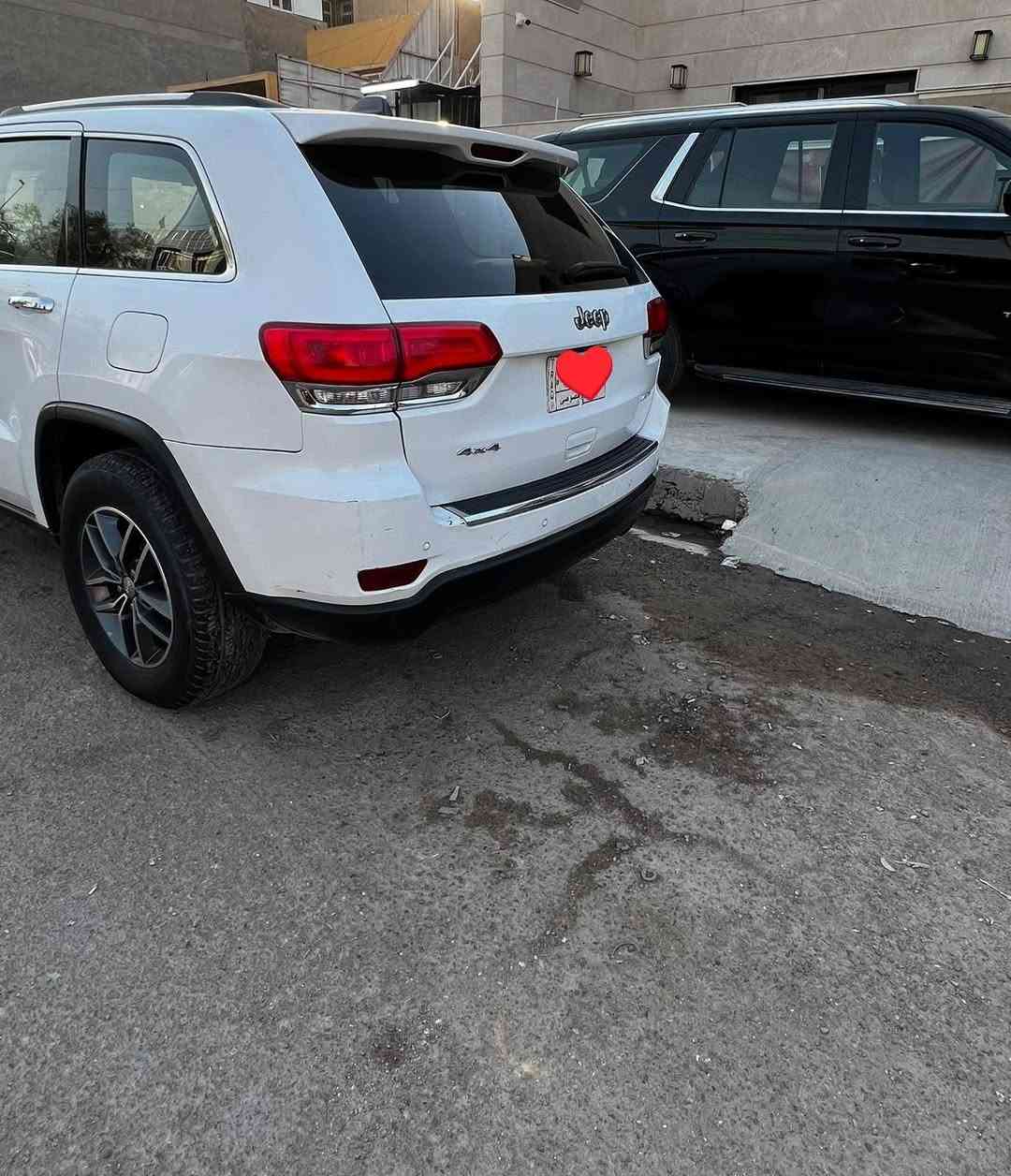 🚙 جيب جراند رقم بغداد شيروكي 2017 – Limited
فل مواصفات (ما عدا الجكات والفورويل)
سيارة صارلهة عندي 7سنوات

✅ وارد أمريكي كلين
✅ داخل العراق صبغ بابين وربع جاملغ خلفي و مبدلة جنطة اصلية 
المواصفات:
🔹 محرك 3.6 V6 (6 سلندر)
🔹 قير أوتوماتيك 8 سرعات
🔹 فتحة بانوراما
🔹 تشغيل بصمة
🔹 جلد كامل مع تبريد وتدفئة للمقاعد
🔹 دخول وتشغيل ذكي بدون مفتاح
🔹 شاشة مع تشغيل عن بُعد
🔹 كاميرا خلفية + حساسات + رادارات
🔹 توقف ذاتي أثناء الرجوع
🔹 دركسون متعدد التحكم مع شفتات
🔹 تكييف قوي

🚗 سيارة نظيفة ومواصفاتها مميزة، وجاهزة للفحص بأي مكان. 
مكاني بغداد و رقمهة بغداد

📞 للاستفسار:
***********

السعر 180 وبيه مجال

