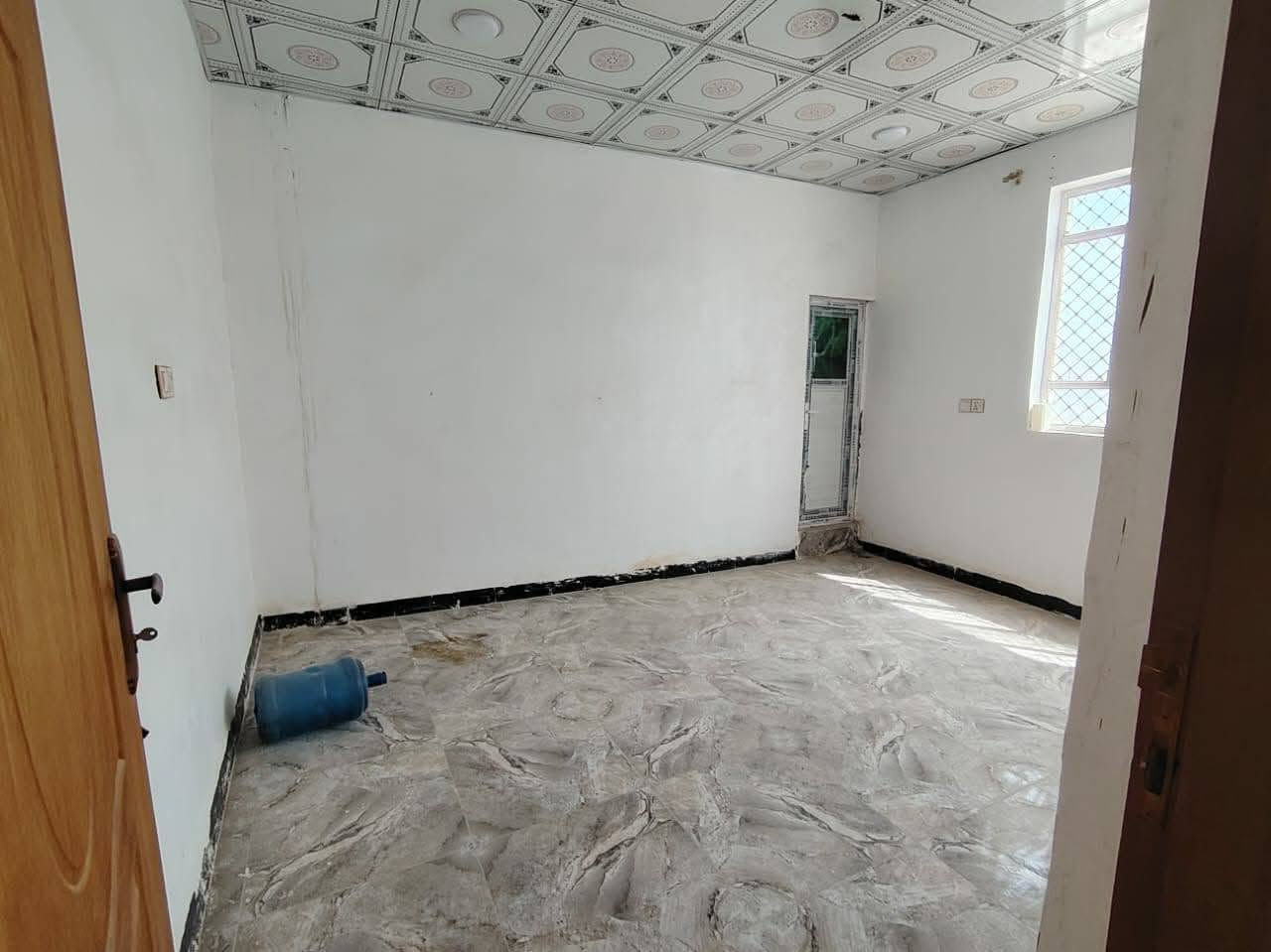 بيت ١٠٠م • طابقين • شارع المطار