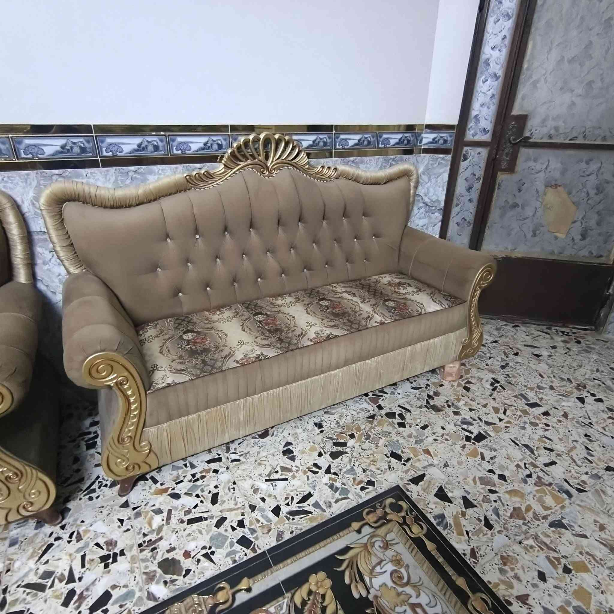 للبيع
تخم استقبال كامل أخو الجديد نضيف ويا كوشات جديده سفنجاته ضغط عالي تخم ضهر نضيف فقط أحد التخومه رجله فالته رجلي موجوده بس ماشاده السعر 400 للاستفسار***********
