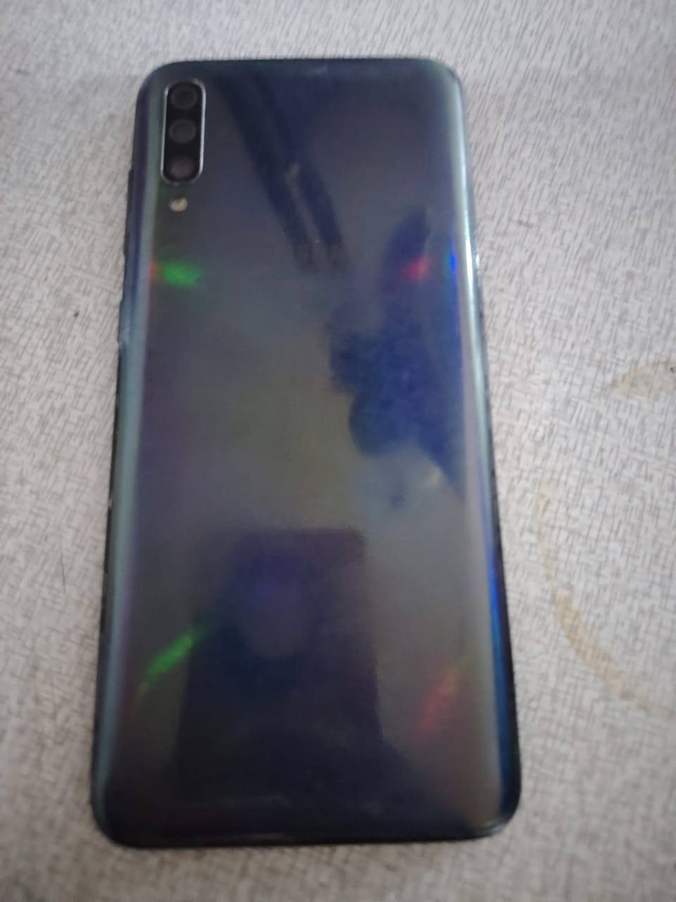 للبيع: Samsung Galaxy A70
الذاكرة والتخزين: 128 جيجابايت مع رام 6 جيجابايت 
​الشاشة: Super AMOLED بحجم 6.7 بوصة بدقة +FHD (ألوان ممتازة وشاشة كبيرة)
​المعالج: Snapdragon 675 (أداء ممتاز للمهام اليومية والألعاب)
​الكاميرات: ثلاثية خلفية (أساسية 32 ميجابكسل) وكاميرا أمامية 32 ميجابكسل

فيديو ممتاز يصور بدقة عالية يدعم ( 60 فريم) 

​البطارية:  تدعم الشحن السريع بقدرة 25 واط
​الحالة: الجهاز بحالة جيدة  فقط شاشته مفطوره بس مماثر ابد علمس وكله شغال سعر ٧٥
