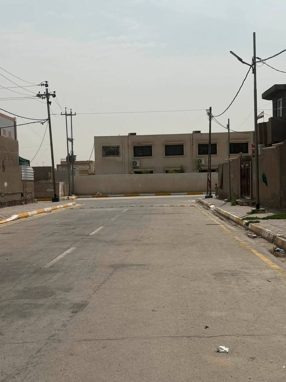 قطعة طابو صرف في حي ( الكرار ) 
امام مدرسة ( الامال ) 
امام ساحة ( خظراء ) 
مساحة ( 150 ) م 
تحويل ( مباشر ) 
خدمات - ماء - كهرباء 
مكان مميز ( للسكن ) 

للاستفسار مراجعة مكتب ( غيدان ) للعقار  
واسط - الزبيدية - مقابيل حي ( الصناعي )  
***********  
*********** محمد سيد غازي
