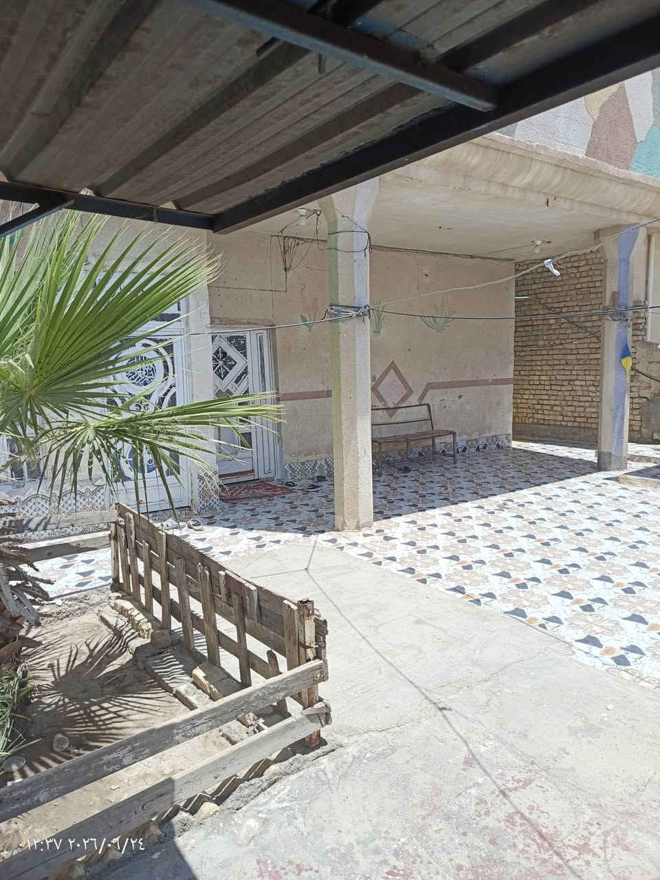 بيت للبيع بلكوت بشارع النفط مساحته 300 متر يحتوي على ثلاث غرف نوم وهول ومطبخ واستقبال وصحيات داخليه وخارجيه وحديقه وترك وستاره مبنيه وملبوخه كلها البيت سيراميك من الترك لحد باب البيت بناء بلوك كلار خدمات كامله مي ومجاري وكهرباء حديثه وخط ضوئي قريب عرض الشارع الفرعي ١٠متر 
للتواصل اتصل او راسل واتساب 
***********
