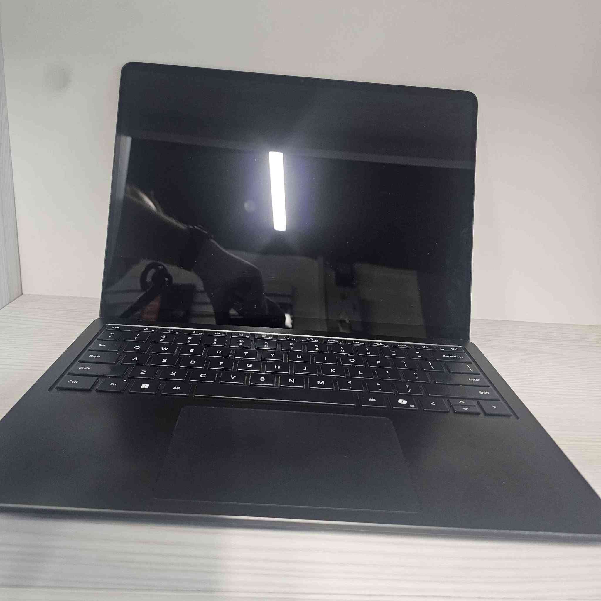 Microsoft Surface laptop 7 13.5 inch
احدث نسخة من شركة مايكروسوفت 
أبرز المواصفات والمميزات:
​💻 الشاشة: بحجم 13.8 إنش (تاتش - PixelSense Flow) بخاصية Frameless (حواف نحيفة جداً وزوايا مدورة)، تردد 120Hz متكيف، وألوان مذهلة ودقيقة مع حماية Gorilla Glass 5.
​⚡ المعالج: Qualcomm Snapdragon X Plus (معالج ثوري بـ 10 أنوية مزود بوحدة NPU مخصصة للذكاء الاصطناعي Copilot+ وأداء قوي مع استهلاك بطارية شبه معدوم).
​🧠 الذاكرة العشوائية (RAM): سعة 16GB LPDDR5x بسرعة فائقة (8448 MT/s) لتشغيل كافة البرامج والمهام بكفاءة عالية.
​💾 التخزين (SSD): هارد 512GB NVMe SSD سريع جداً.
​🔐 الأمان: يدعم خاصية التعرف على الوجه Windows Hello (Face ID) للفتح السريع والآمن.
​🖤 اللون: أسود ملكي (Black Finish) بتصميم خفيف وأنيق جداً.
​🔋 البطارية: بطارية ممتازة تدوم لساعات طويلة من العمل المتواصل.
​🔊 المميزات الإضافية: دعم Wi-Fi 7، Bluetooth 5.4، وسماعات Dolby Atmos.
​📌 حالة الجهاز: مستخدم (يحتوي على بعض الخدوش البسيطة، مع عمل فحص كامل للجهاز والأداء ممتاز 100%).
💰 السعر: 1,400,000 دينار عراقي.
🚚 التوصيل: مجاني لكافة المناطق والمحافظات!
​📍 المكان: الموصل - مكتب تكنو ماستر.
📞 للطلب والاستفسار: *********** (اتصال / واتساب). موصل, نينوى
