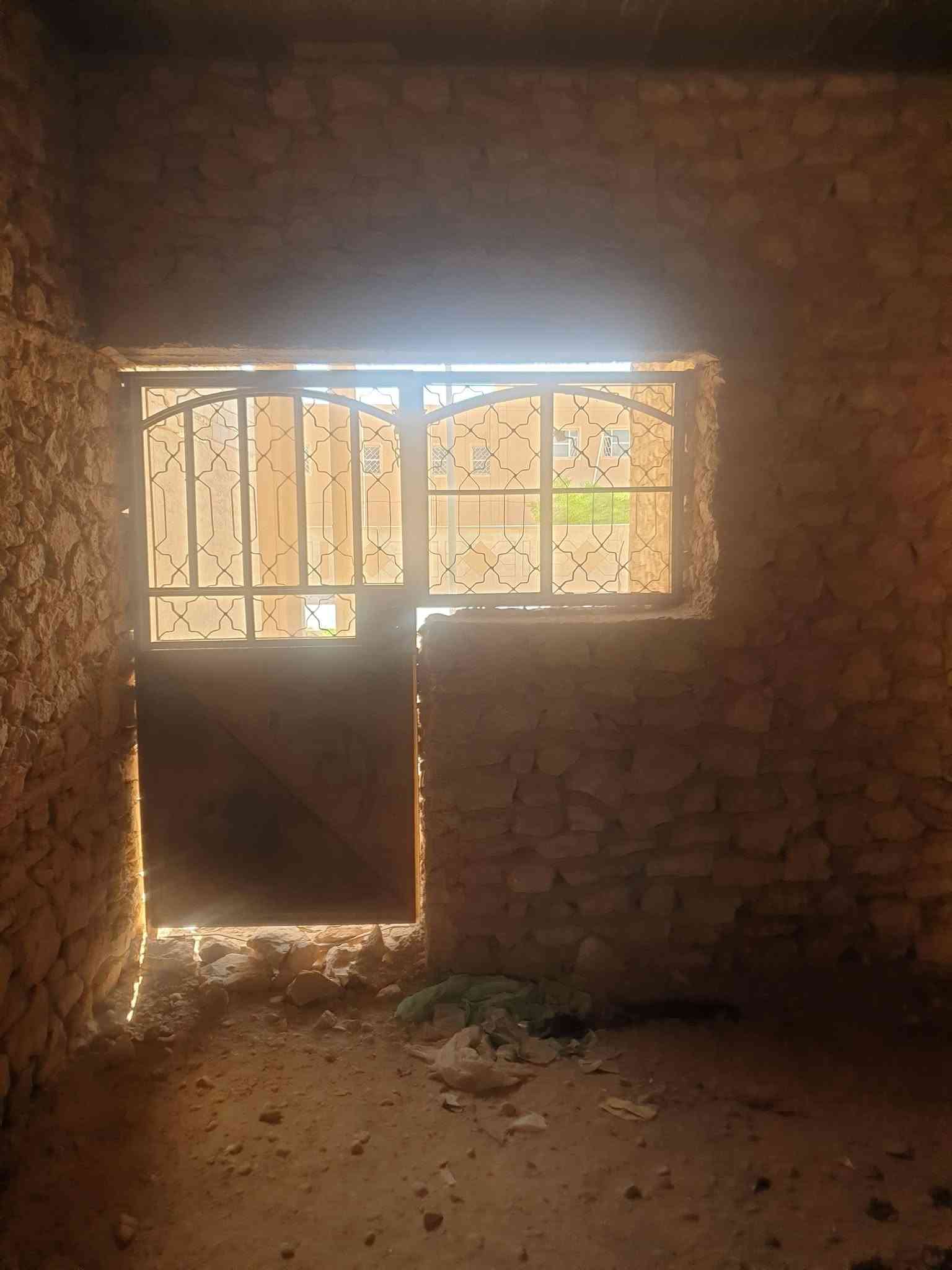 للبيع هيكل  طابو صرف 

المساحه :  300 م 

الموقع : حي العسكري  مقابل مدرسة النعمان وقرب جامع المجيد 

يحتوي الدار : غرفة + صالة استقبال  +  هول + صحيات داخل + مطبخ 

السعر : 48 مليون وبي مجال 

ملاحظة: البيع بالنقد فقط 

للاستفسار الاتصال بالارقام التالية: 

*********** 

*********** 

عنوان المكتب: محافظة الانبار قضاء حديثة الحي العسكري بالقرب من منفذ النواعير او محمد بلنص مكتب عقارات الصفا
