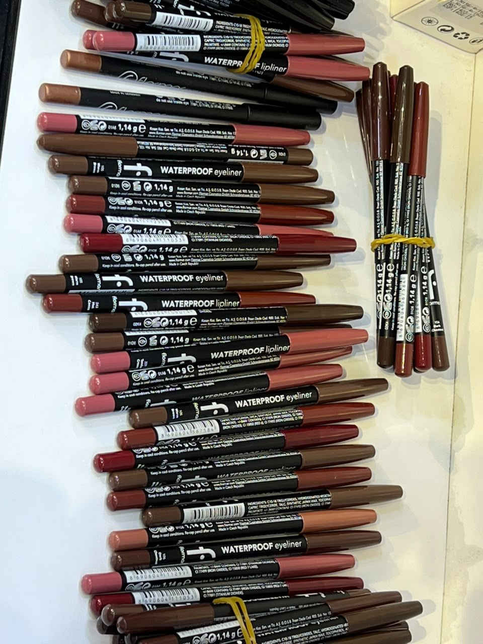 منتجات flormar ♥️
مثبت مكياج فلورما بلشر 
و احمر شفاه متوفر سبع درجات 
وتحديد شفه 
منتجات اصليه حصرا 🤎
