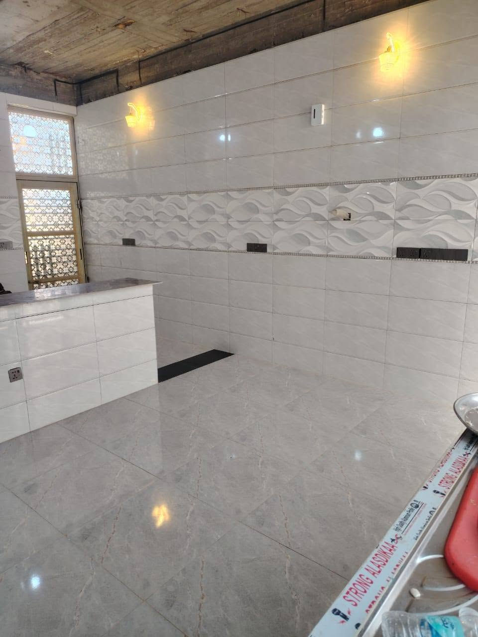 بيت للبيع مساحه 200 متر ع طريق السنيه السياحي داخل مجمع توحيد مقابيل المدارس ***********
