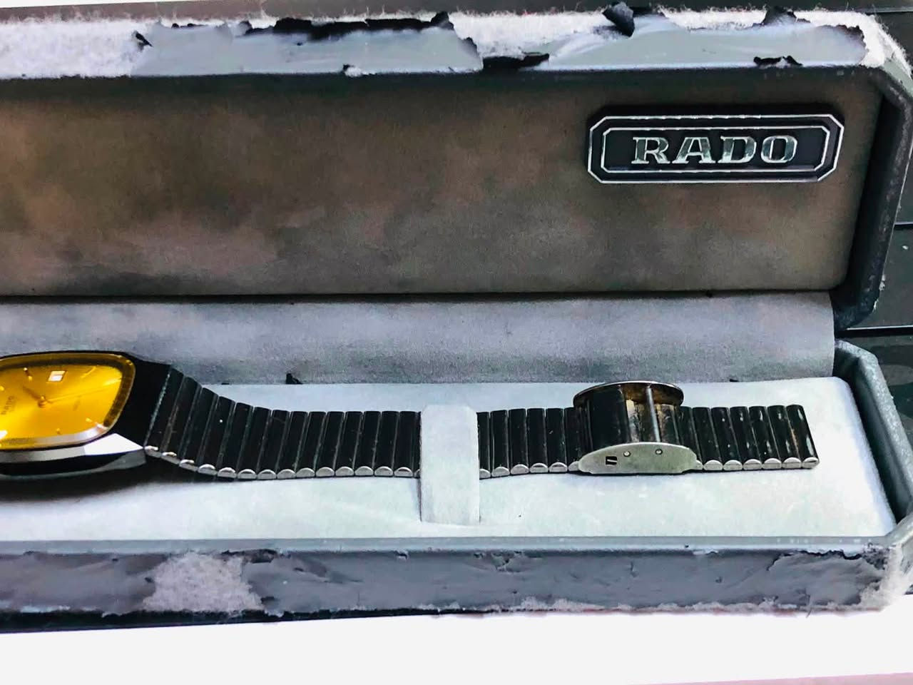 ساعة رادو  ( RADO) ديستار       
سويسري اصلي  انتاج الثمانيات    
ديستار بلاك -كاربون  - كلاسك        
لوك غير مستعملة 
مع العلبة الأصلية  
للاتصال ***********
