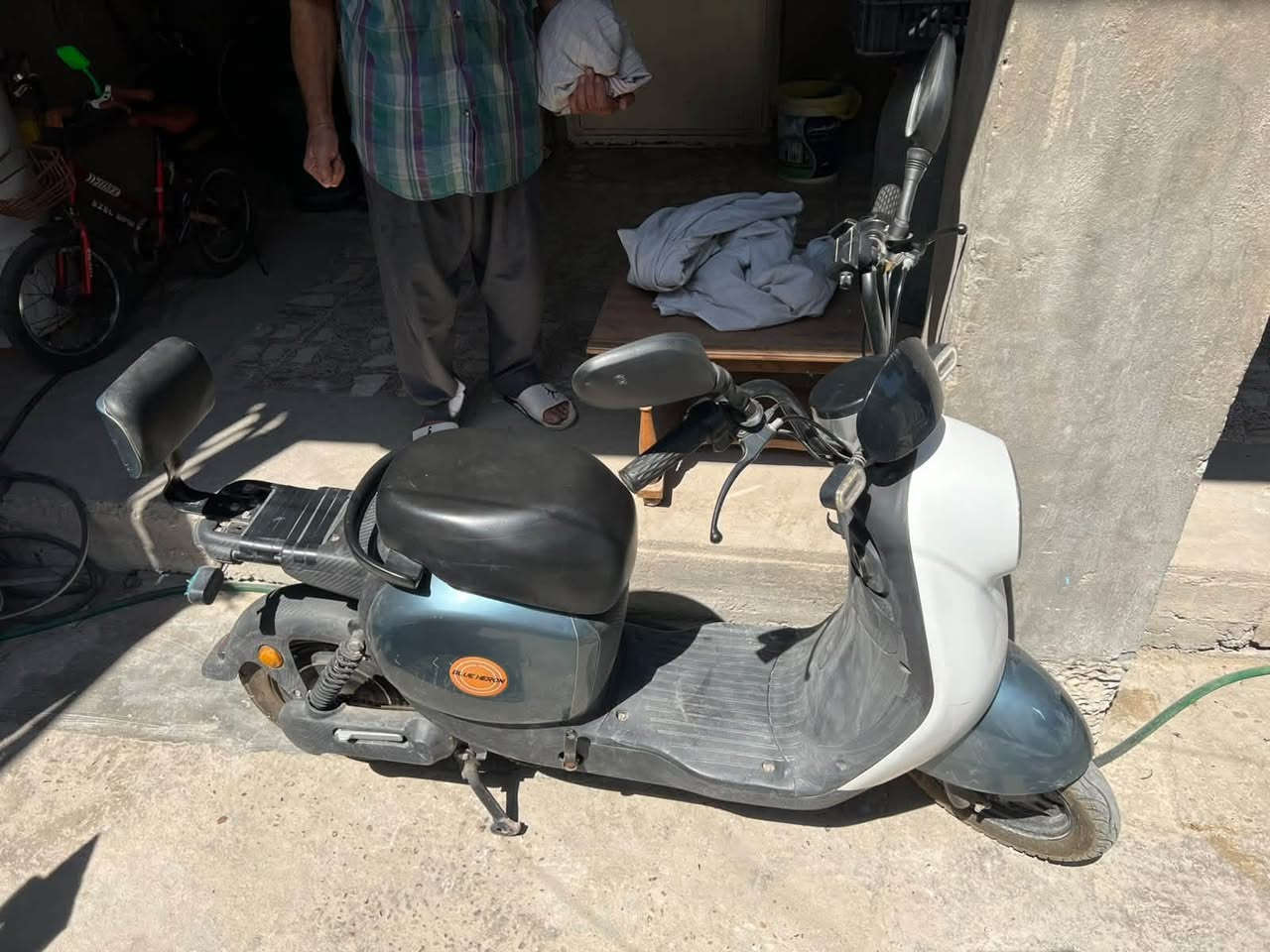 سلام عليكم دراجة شحن فول✅ مواصفات كهربائيات شغالة ملفها 1000واط 🔋تايرات كله جدد بطاريات 4 بس (منفوخات) سعر 300 وبيها مجال الطيبين مكان بغداد سبع ابكار 770 270 8870
