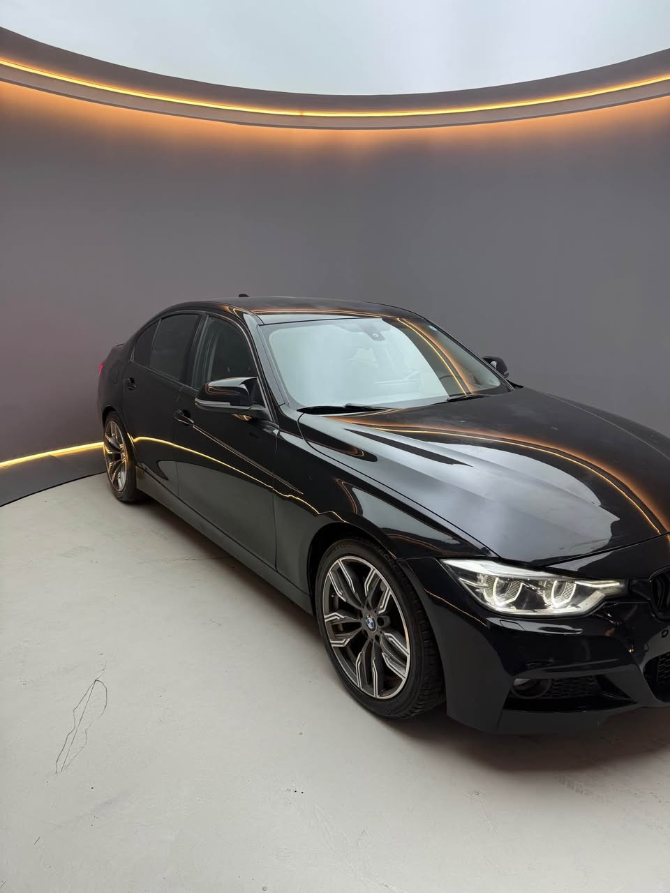 ‎سيارة BMW حجم F30 320 موديل 2016 حجم المحرك 2000 توين بور تيربو 4 سلندر 
‎مسويلها ادامه كامله 
‎رياضي رقم اربيل جديد السيارة جاهزة مال جناي وبلادية مواصفاتها
‎1_شاشة اعطال وعرض
‎2_بصمة تشغيل 
‎3_گير 8 نمر
‎4_ محرك 4 سلندر توين بور تيربو
Twin power turboكشنات جلد+خزن 3 وضعيات 
‎6_ تحكم ستيرن
‎7_ نظام اقتصادي _رياضي_ اعتيادي ويل ام اصلي سعره 600$  مع تخم تاير جديد 200@
‎يعني 3 وضعيات قيادة
8_ Auto stop/start
9_DTC+DST+ABC
‎10_ تبريد قطعتين 
‎11_ تحكم ستيرن جهتين 
‎12_ لايت زنون اصلي عالي ناصي
‎ا هزه سنويه جديد
***********
‎مكان سیارە سلیمانیە و سنویە بسمی -فقد لبيع السليمانية, العراق

نص مكتوب في الصور:
- 21:13 LTE 70 Back to top | Lot details Back to top | Lot details Back to top | Lot details poctra.com
