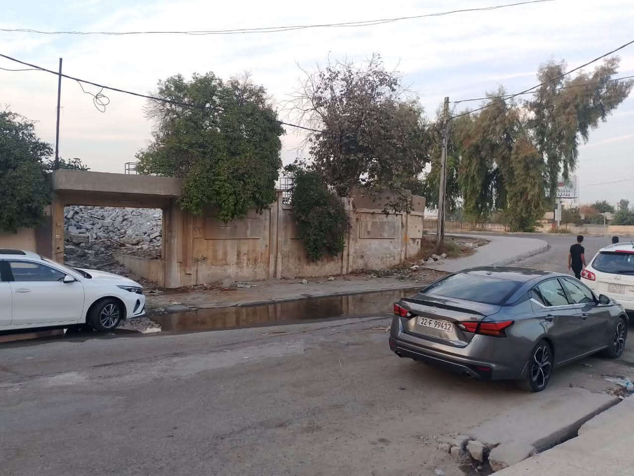 🏡 للبيع دار مميز في الموصل – حي الضباط

📍 الموقع: حي الضباط – قرب مطعم خطار، وبالقرب من السايدين، في موقع حيوي ومميز وسهل الوصول.

📐 المساحة: 630 م²
📏 الواجهة: 21 متر
📏 النزال: 30 متر

⭐ مميزات العقار:

* موقع مميز في منطقة حي الضباط.
* قريب من السايدين، مما يمنحه سهولة وصول وحركة جيدة.
* مساحة كبيرة مناسبة للسكن أو للاستثمار.
* واجهة 21 متر تمنح العقار حضوراً جيداً وإمكانية الاستفادة من المساحة بشكل ممتاز.
* موقع قريب من الخدمات والمطاعم والطرق الرئيسية.

💰 السعر: يحدد عند التواصل الجاد. علما انه مستعجل للبيع والسعر اقل من سعر السوق. 

📞 للاستفسار والتواصل: يرجى مراسلة المعلن مباشرة لمعرفة السعر والتفاصيل وتحديد موعد للمعاينة. ***********

فرصة مميزة لمن يبحث عن عقار بمساحة كبيرة وموقع جيد في حي الضباط – الموصل.

