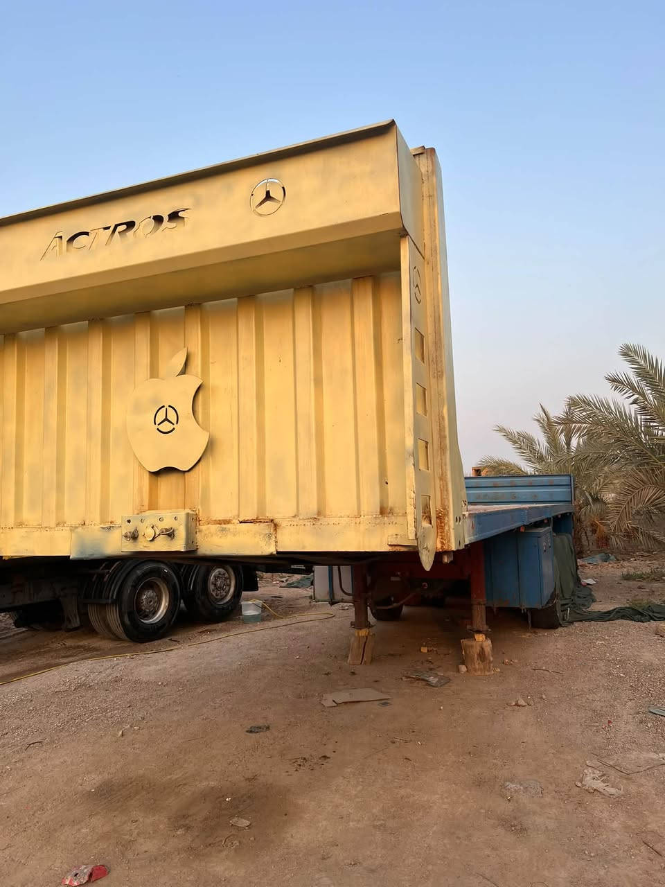سلام عليكم عربانه حدادي طوله 13.30 شريط جديد تخم تاير سدريه +بابيه +صناديك +مطبخ وثلاجه كله جديد دناكير ثنين 13 وثنين 14 الماني كهربائيات جدد مكانه دوانيه سعره 135 وبيه مجال (ملاحضه لاتعلق كلمن حلاله بكيفه وسعر الي يعجبه ***********
