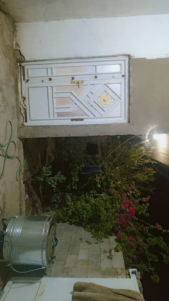 السلام عليكم عندي بيت حكومي مساحته 200 حي الزهراء قرب مجمع السوري  فرق قطعه بينه وبين الركن البيت بي غرفتين وصاله واستقبال ومطبخ وترك داير البيت وحديقه وكراج السعر على الخاص اتصل وبيك خير وتدلل ***********
