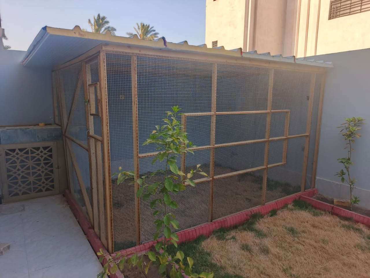 السلام عليكم تم اكمال محميه لاحد لاخوه حسب الطلب والقياسات عرضه 360 رتفاعه 210 نزال 260 شبك بي ار سي ناعم خشبه عل خمسه سانتيم سكف سندويج وشتغل حسب الطلب والقياسات خانات او قفاص أو وجهايات أو كشوانيات بسعر مناسب مكان سماوه وره حي نفط ((***********))
