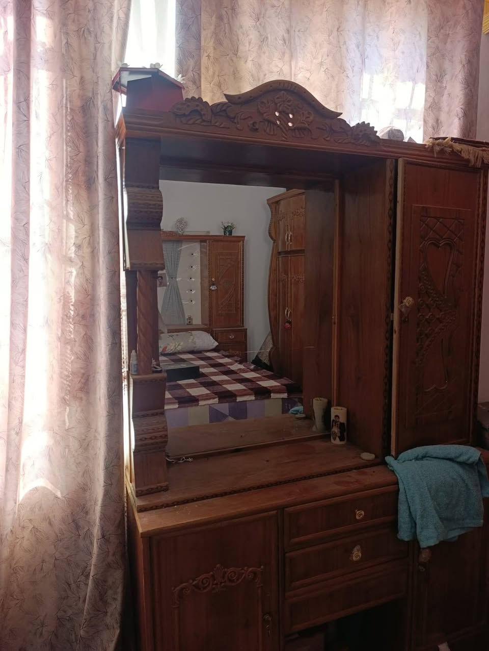غرفه اخشاب كامله  للبيع   صاج عراقي.. تتكون من كنتور  6 ابواب و4 كومديات.. وزاويه بيها 2 ابواب. وكومديات 2.. وجربايه تتكون التاج مم 4 كومديات و2 مجرات.. وميز مرايه يتكون من 3 كومديات ومجرات 3  مع طابوريه ودوشك طبي .. للبيع المستعجل الغرفه نضيفه وجديده بعدهي المراسله ***********
