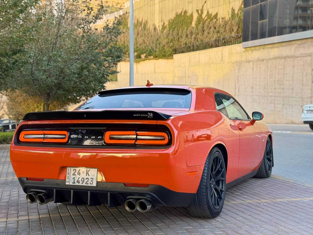 البرتقالي الأصلي 🇺🇸 | scat pack |

🔥 للبيع: دوج تشالنجر SRT 2021 — برتقالي أصلي 🔥

🚗 المواصفات:

* مواصفات فل أوبشن
* كاميرا خلفية + حساسات خلفية
* جنوط SRT قياس 20 إنش أمريكي
* سبويلر خلفي
* لايت أمامي زينون وكالة T/A أمريكي
* إشارات Smoke LED
* تشغيل عن بُعد
* كشنات تدفئة
* ستيرن Heated
* مقاعد جلد + كنتارا SRT كهربائية
* سقف rolls royce  
* شاشة كبيرة مع Apple CarPlay

🔧 التزويد الأمريكي:

* لويات تخم ماركة H&R
* بلكات NGK أمريكي Racing
* شوته Volant أمريكي أصلي
* Fuel Pump Racing
* ولف حرارة 82
* كاج أصلي
* أكزوز كامل Active
فجوج brembo

✅ حالة السيارة:

* صبغ 3 قطع فقط بدون ايرباك شرط
* تايرات جديدة
* السيارة تحويل وكالة بنفس اليوم
* رقم دهوك
* المكينه والگير لم يتم فتحهما 
* ممشى 75,000 كم
* المحرك والقير بشرط الفحص

🎨 الصبغ والحوادث:

* 3 قطع صبغ: جاملغ + باب + جامبغ خلفي
* بدون إيرباك
* بدون شاصي
* بدون لغود

💰 السعر: 188 ورقة، وقابل للتفاوض
السيارة مصروف عليها أكثر من سعرها، والتزويدات كلها مختارة بعناية

📍 موقع السيارة: السليمانية

📞 للاستفسار أو طلب المزيد من التفاصيل:
***********
*********** السليمانية, العراق
