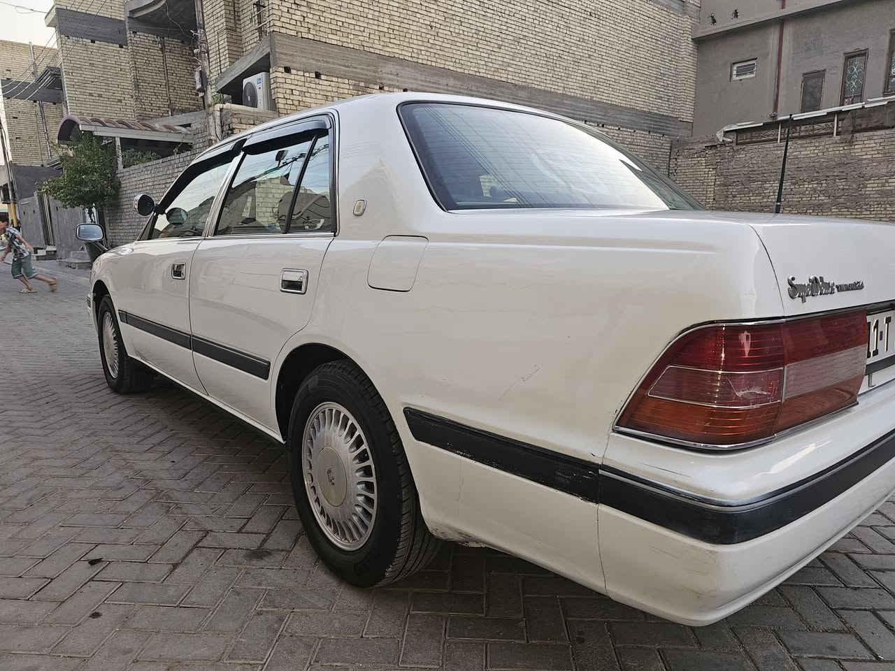 راس الثور تكم بتره
مديل 1996
 تدفى تبريدجديد مال ملكه نضام فلتر
تخم تاير جديد اكسن 3 قطع
دواخل جديده كله عازل حراري 
اعده تحويره من جديد 
مكينه ونجي كير اوتو 
كهرباياته كله شغاله 
شاشه كاربلي 
رقم بغداد 
السعر 85 وبيه مجال 
المكان بغداد الراسئه
الرقم ***********
