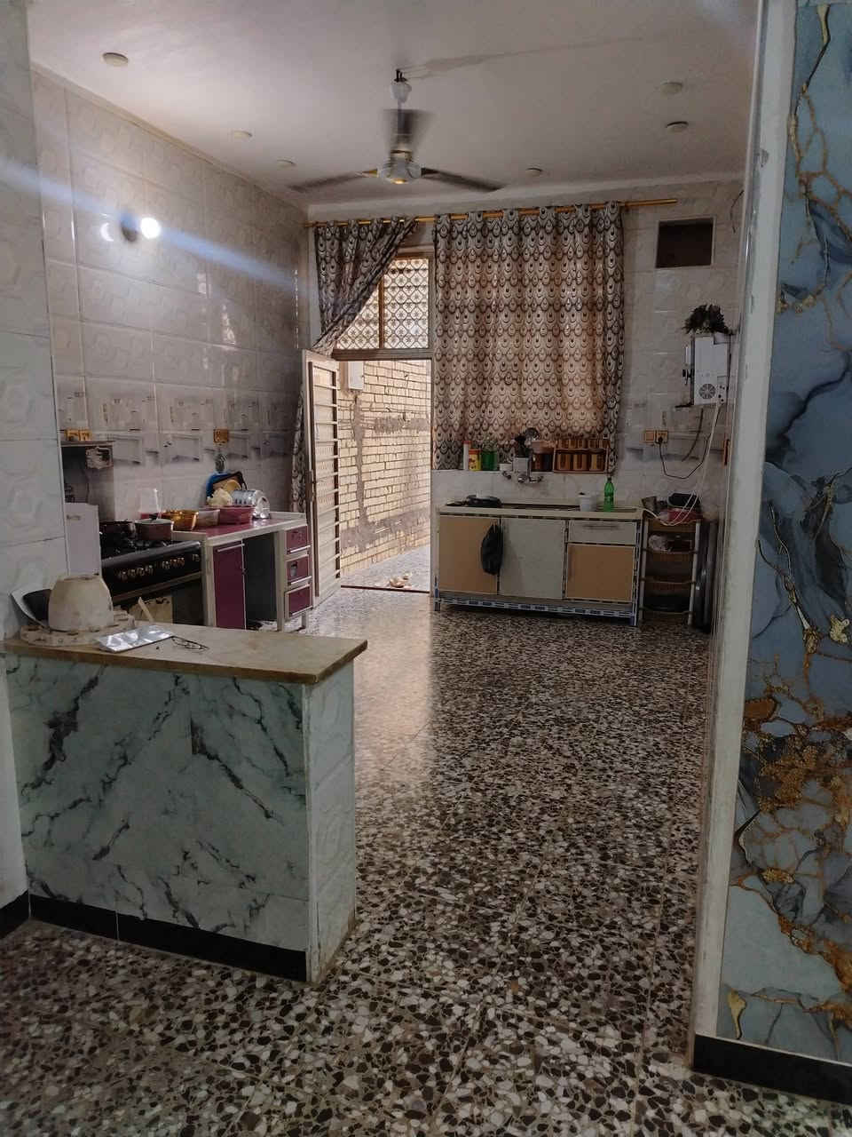 السلام عليكم
بيت للبيع عنواني حي 18
مساحته 150متر واقع حال 170متر
يحتوي على طابقين  الاول يحتوي على غرفة النوم واحده وصاله وستقبال ومطبخ وطرمه وصحيات خارجيه وصحيات داخليه وطابق الثاني غرفتين نوم ومنزع وصحيات وصاله وبلكونات وسطح ودرج خارج يصعد للطابق ثالث بس سطح

 الاستفسار على الارقام 
***********
***********
