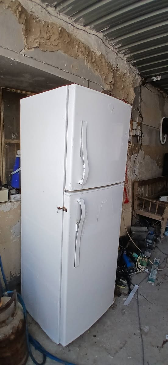 ثلاجة للبيع 
***********
***********
