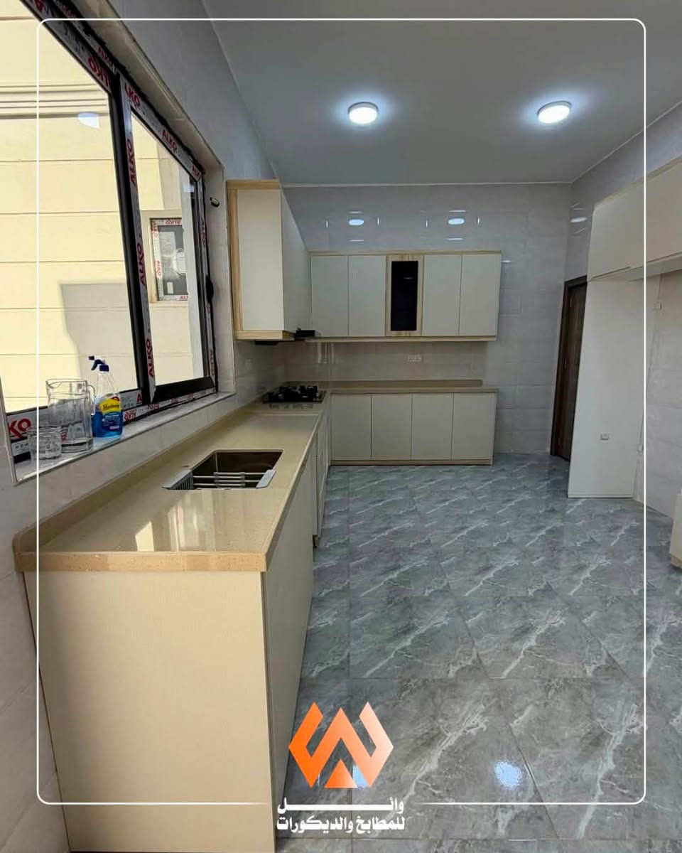 تصميم يجمع بين الأناقة والعملية
مطبخ بتصميم حرف L، بواجهات بلون الأوف وايت مع تفاصيل خشبية أنيقة تضيف لمسة دافئة ومتناسقة.
تم تنفيذ التصميم بتوزيع عملي للخزائن العلوية والسفلية، مع استغلال المساحات والزوايا بصورة مدروسة، وإضافة وحدات زجاجية للعرض، وسطح عمل بلون بيج متناسق مع ألوان المطبخ.

تصميم عملي بتفاصيل أنيقة، وتنفيذ يراعي احتياجات المساحة والاستخدام اليومي.

📞 للتصميم والتنفيذ والاستفسار:
***********
***********

📍 الأنبار – الفلوجة، حي الجمهورية، قرب معمل اسفنج الفلوجة

#وائل_للمطابخ_والديكورات #مطابخ #تصميم_مطابخ #مطابخ_مودرن #مطابخ_فلوجة #مطابخ_الأنبار #تنفيذ_مطابخ #ديكورات_داخلية
