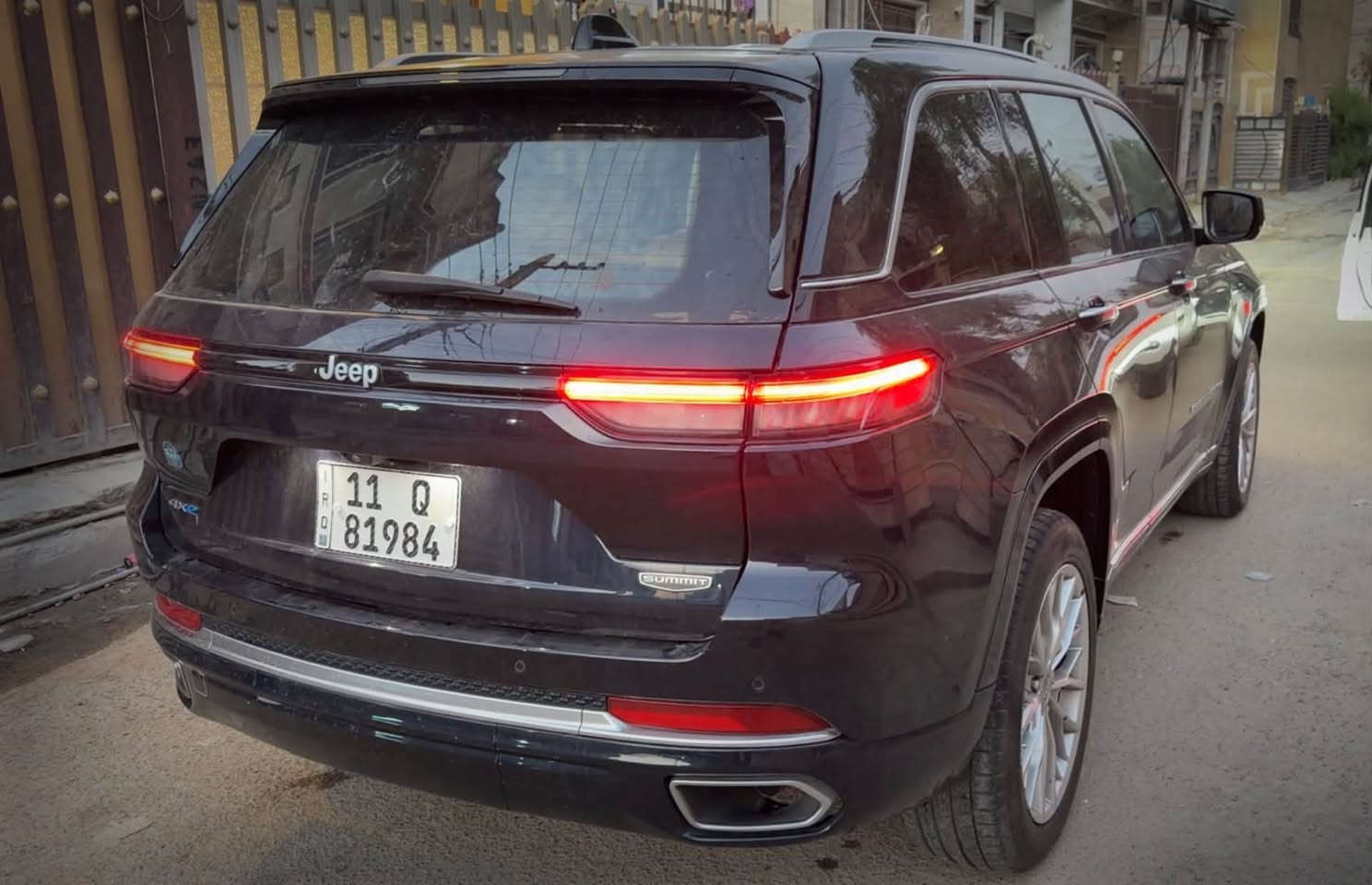 جيب سومت2023 أعلى فئة بالجيب
اعلى  مواصفات بالجيب حادث بسيط 

وJeep Summit Reserve 4Xe Plug-in Hybrid

هايبرد + بلك أن ( سومت)

الموديل: 2023

العداد: 65 الف كيلو 

الحادث: جاملغ وكردحه بالباب بدون شاصي بدون لغد بدون بدبه بدون ايرباك بدون اي شي كفاله من كلشي صور الحادث مرفقه

المواصفات:
جكات

رادار ( امامي - جانبي - خلفي )

قيادة ذاتية

أربع كامرات محيطية 360

خمسة بصمات دخول ذكي بدون مفتاح

بانوراما

كشنات دبل كهرباء + مساج + تدفئة + تبريد امامي خلفي

أنارة محيطية

نظام الصوت ماكنتوش ( 19 سماعة )

شاشة وسطية + شاشة امام الراكب

كيجات دجتل

فتح الصندوق الخلفي مع حركة القدم

المقاعد  تبريد وتدفئة 

تدفئه ستيرن

حساسات أمامية + خلفية + جانبيه

ومواصفات السومت معروفه

السعر 33,500$ بيها مجال 

مكان السيارة بغداد
***********
