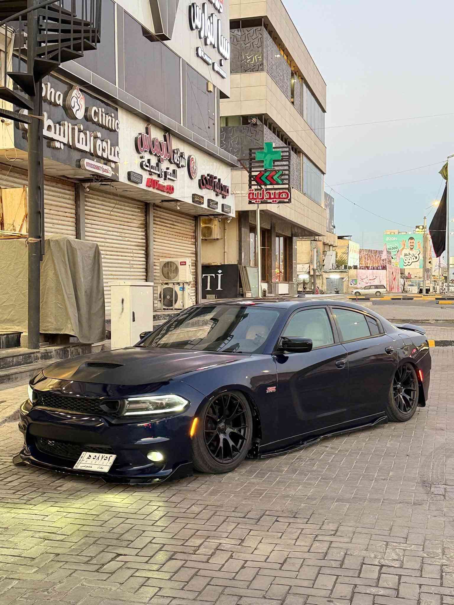 سلام عليكم
جارجر R/T 2017

مواصفات نص فول معروفه 

عليها اضافه شوته K&N موبار اصلي واكزوز دبات سود بوابات صوت حلو وعليها جكات s2 تحكم ريمونت نصبتها حلوه 

السياره مصبوغه عام نفس لون بسبب التغليف بدون حادث داخله وهنا بيها بنيد وجاملغ الايمن 

سعرها 155 وبيها مجال مكان السياره بغداد
بدون مراوس لان محتاج فلوس واريد ابيع 
 
***********
