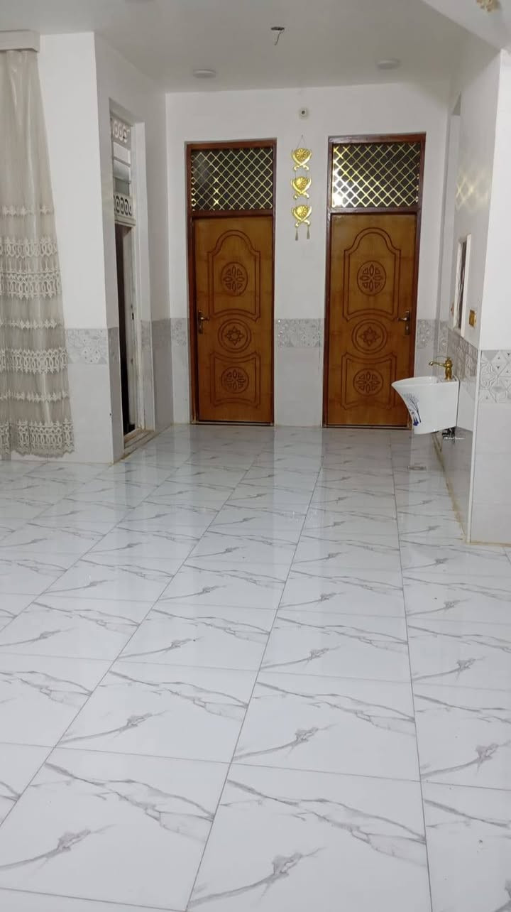 السلام عليكم
بيت للبيع في منطقة الكرادة طابو زراعي سند 25 مقابيل تارتان النخيل

( الجهة اليسرى)

قريب ع الشارع 

مساحة 170

بناء حديث طابوق 

الارضية رفت 

والسقف صب 

يتكون البيت من غرفتين نوم +مطبخ +استقبال+صاله +صحيات داخلية 
وصحيات خارجية 

اخوان أني مكلف بالنشر 

للتواصل والاستفسار اكثر الاتصال ع الرقم ‏‪***********‬‏
