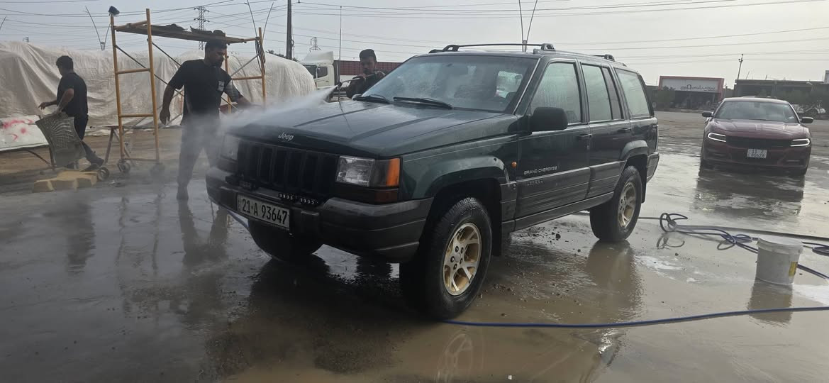 إعلان بيع جيب جراند شيروكي 1996
مواصفات السيارة الأساسية
​الموديل: جيب جراند شيروكي 1996.
​الرقم: سليمانية.
الراعي الأصلي :  جمجمال.
مكان السيارة : البصرة _ القرنة
 
​المحرك والكير: محرك 3000cc VVTI (حاوية زيرو) تم شده قبل أسبوعين يم بهجت الكهربائي ، مع تبييض الزيوت بالكامل (زيت المحرك، زيت الكير، وماء التبريد الأحمر جديد بالكامل).
​الحالة القانونية والأصولية: أصولية وجاهزة للتحويل.
​حالة السيارة والتفاصيل الفنية
​البطانة والبدن (الكشر): الأصلي وبدون صبغ (غير مصبوغ).
​التبريد والكهرباء: تبريد ثلج، وتحتوي على شاشة.
​الداخلية: نظافة الداخل بنسبة 90%.
الدوشمة : دوشمة وعزل حراري متكامل ب ٣٥٠ الف 
​الملاحظات: توجد ملاحظات بسيطة جداً في الحدادية الأمامية.
​مستوى الجاهزية: السيارة متعوب عليها ومصروف عليها بشكل كامل.
​التفاصيل المالية
​التكلفة الإجمالية : 89 ورقة . 

​سعر العرض الحالي (على تطبيق IQ Cars):  68 ورقة 
​ملاحظة: يوجد مجال وتفاوض للشراي الجاد.

​معلومات الاتصال والتواصل
​رقم الهاتف: ***********
