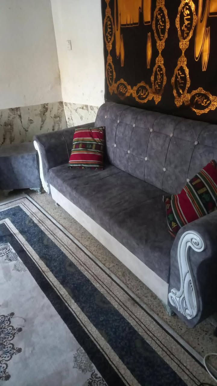 تخم سته قطع نظيف جدا للبيع السعر 100 وبي مجال بسيط العنوان بياع التراث ***********

