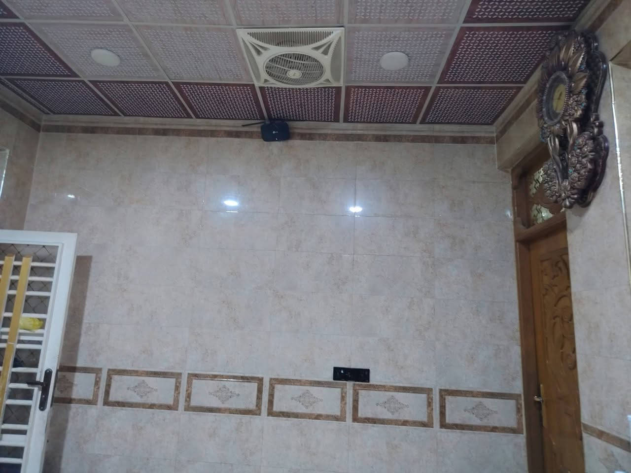 بيت ١٦٠ م درجة اولى بناء طابوك اساس كونكريت سقف كونكريت رباط سقف الاستقبال جبس الصالة كلها سيراميك الغرف حزام سيراميك متعوب عليه حيل السعر ٧٨ مليون وبيه  مجال المكان حي الرحمة قرب مطعم ثابت للاستفسار الاتصال على الرقم ***********
