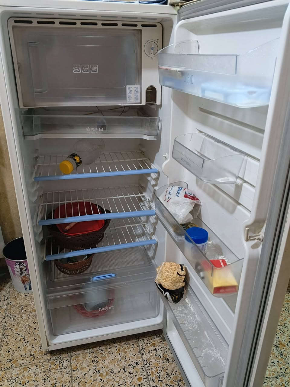 ثلاجه سعرهه 110 وبيها مجال ومكوى سعرهه 30 الف وبيهن مجال بسيط
