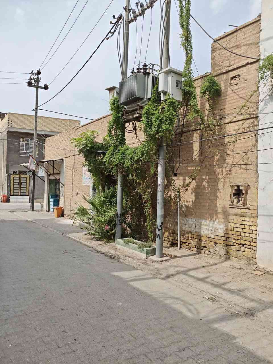 سلام عليكم دار للبيع المساحه 176متر الواجهه 16النزال 11 بناء قديم الكوفه السيراي قرب مستوصف مهدي العطار ***********
