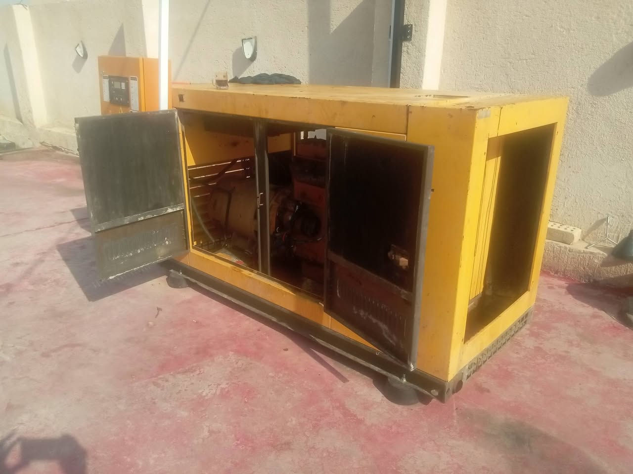 السلام عليكم
مولدة (30KVA)

المواصفات...
مولدة بيركنز صيني مستعملة راس التوليد بلادي 30KVA أربعة سلندر مع برودكاست نوع(710) تشغيل واطفاء تلقائي تاخذ على الفحص.

السعر ....

20 ورقة وبيها مجال 

الرقم.....

***********

ابو عبدالله
