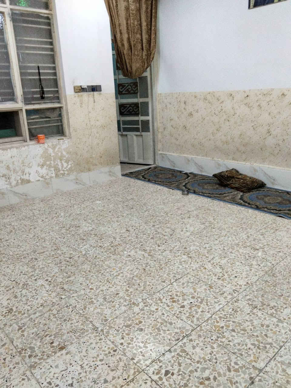 سلام عليكم بيت للبيع مساحة 150متر قاط واحد كامل بيتونة استارة اشتايكر مطبك بيت بناء جديد كامل مكمل جاهز مكانه بلحسينية مقابل جامع شهيد رائد ثاني قطعة الشارع عام بضهر تجاري شارع هادئ كامل خدمات سعر 88وبي مجال أي استفسار ***********

