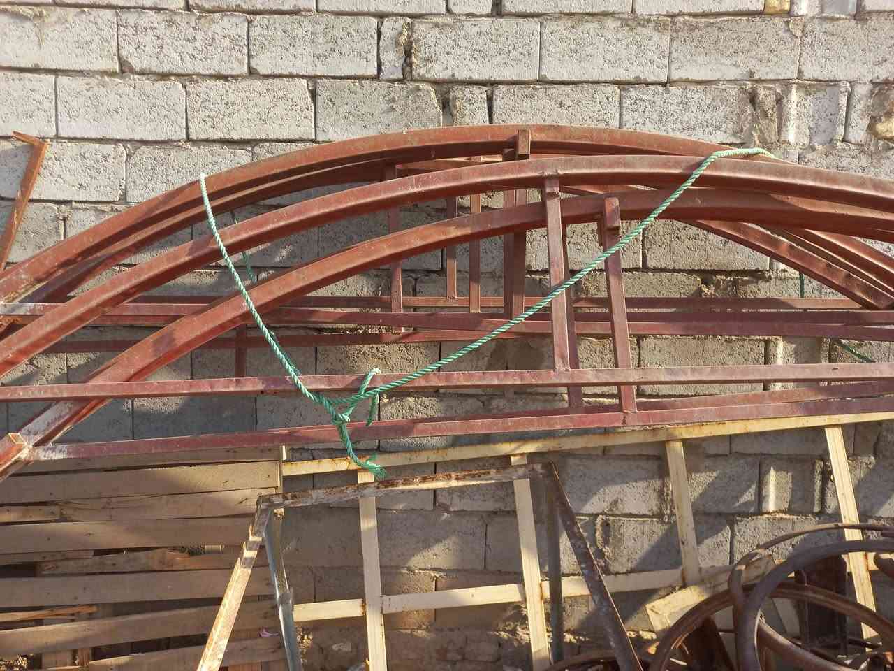 حديد جادر مقوس الطول ١٤متر العرض٤ونص الارتفاع ٣ مع قماش نظيف جدا للبيع المكان نجف ***********
