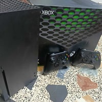 Xbox series X 1T جهاز ويا يدتين اصليات غراضة كاملة يجي ويا كارتونه وكي...