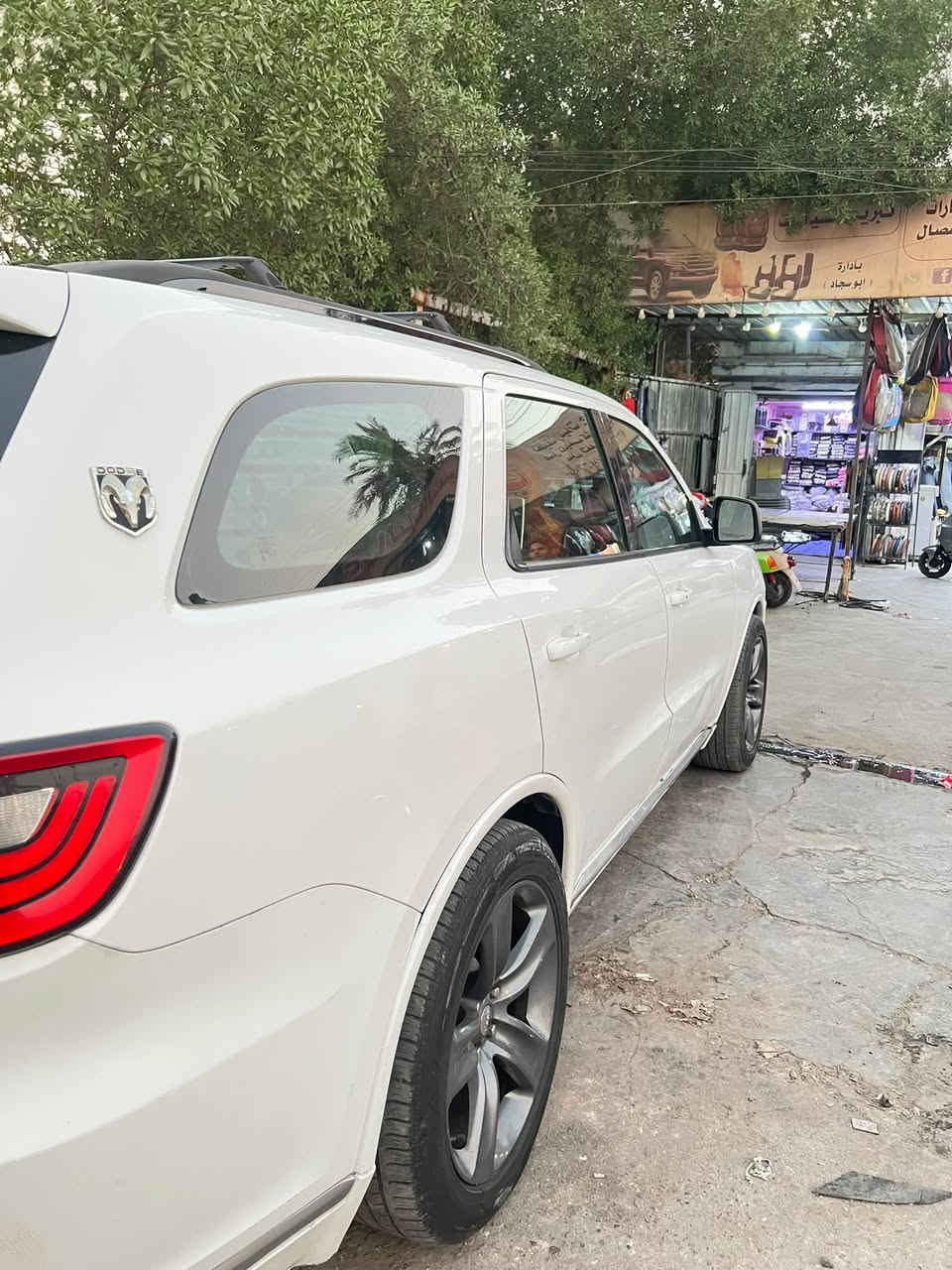 سلام عليكم سياره دورنجو موديل 2017 نظيفه يوجد فيها ضربتان في الدعاميه الاماميه مع الجاملق الايسر من جهه السايق موصفاتها  كامره خلفيه و مستشعر وقوف و تتفئه مقاعد وتبريد مقاعد و بصمه ومقاعد كهربائيه ومثبت السرعه و شاشه ونظام المفتاح الذكي وابل كاربلاي ونظام مانع السرقه و مرايه جانبيه تتفئه والضوء العالي تلقائي ومقاعد قماش سياره حلوه 
العنوان بغداد 
للتواصل خاص او 
الرقم :***********
